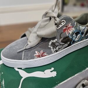 NWT Puma Basket Weave size 9.5 Gray with embroidered flowers